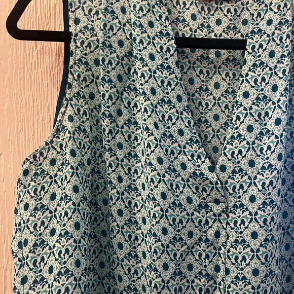 Rose & Olive Sleeveless Teal Patterned Blouse - Picture 2 of 4